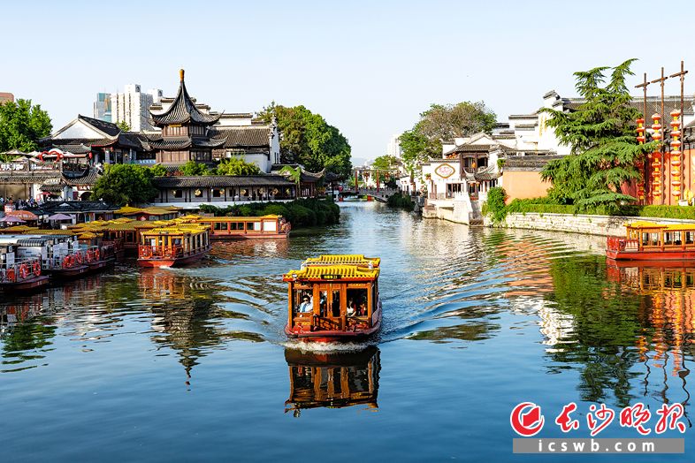 说到六朝古都南京,不少人向往这一画面:乘画舫游秦淮河,夜风习习,流水