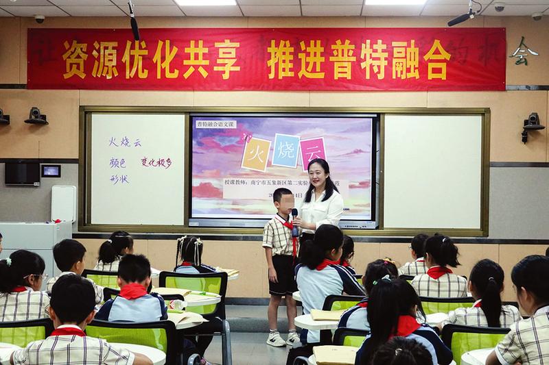 本报记者叶子榕 摄本报讯(记者周小燕)5月14日,南宁市特殊教育学校与