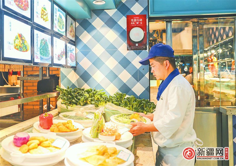在长福宫餐厅北园春店点菜区的墙上贴着"光盘行动拒绝剩宴".