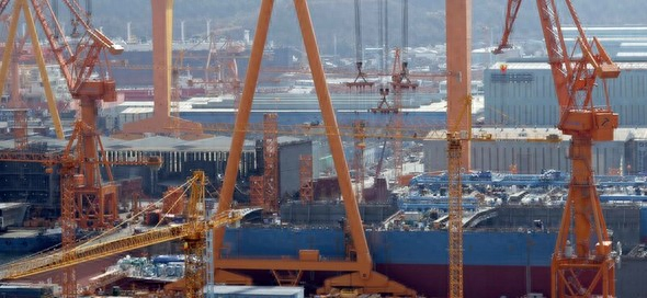 图为位于庆尚南道巨济市的一家大型造船厂 图源：韩媒