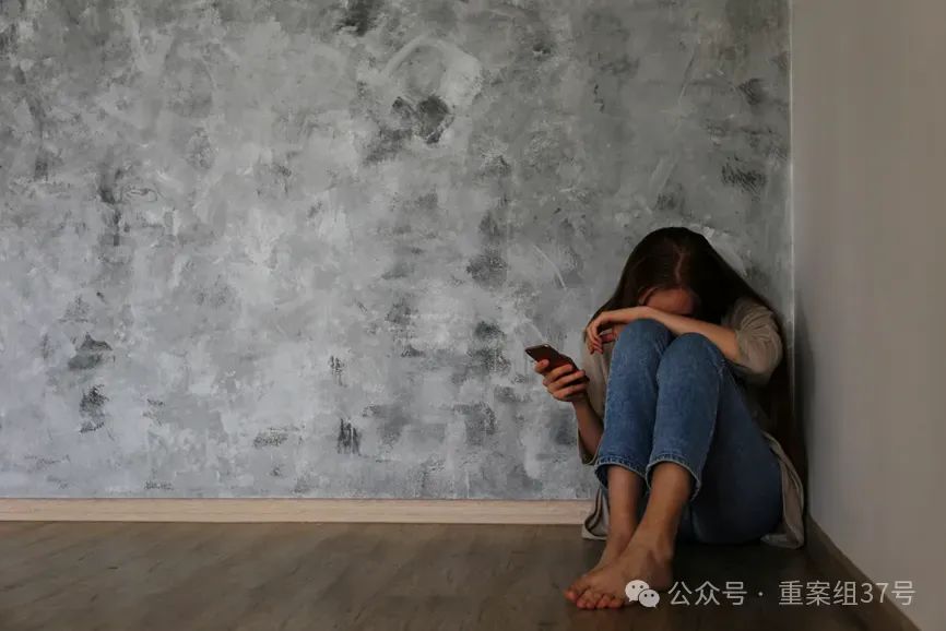 一个女孩躲在墙角.图源:ic photo