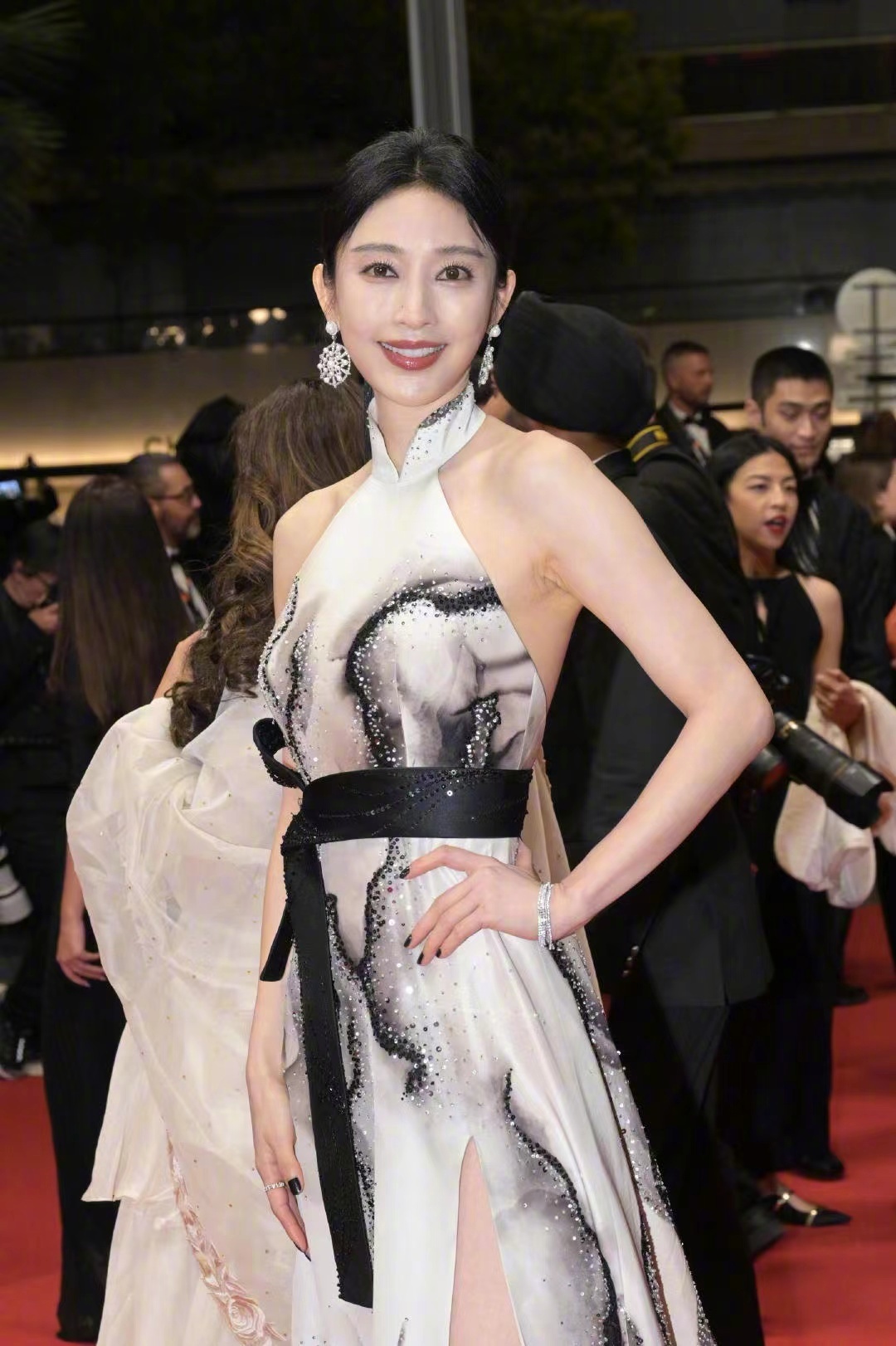 张俪戛纳红毯造型太美了,把水墨画穿身上,温婉多情大概就是这样吧|张俪|水墨画|温婉_新浪新闻