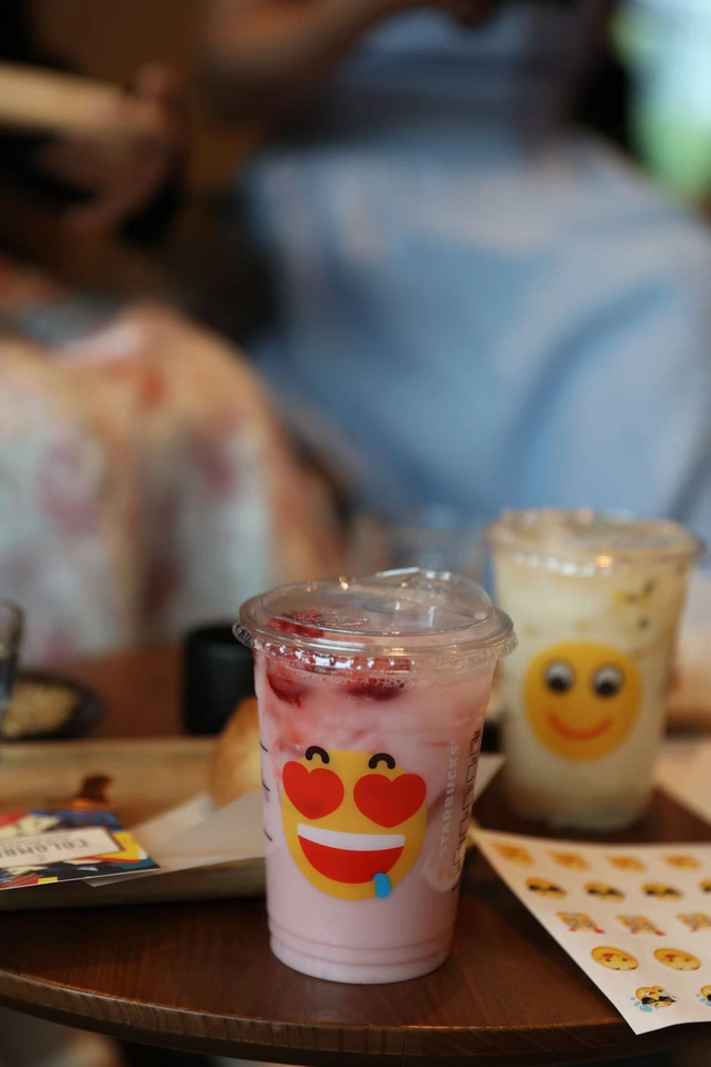 生咖饮品,联名星杯……星巴克与qq黄脸表情包联名第二