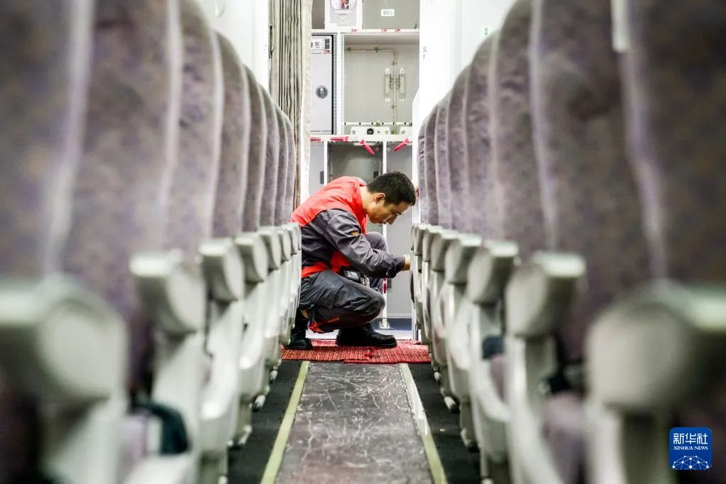 ↑ 海航技术旗下大新华飞机维修服务有限公司的机务维修人员在对进境飞机进行检修。新华社记者 张丽芸 摄