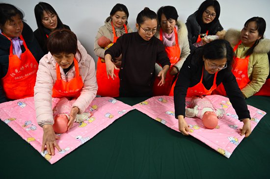     1月9日，山东聊城一家家政中心开展月嫂培训，满足孕婴服务市场需求。（资料图片） 视觉中国供图