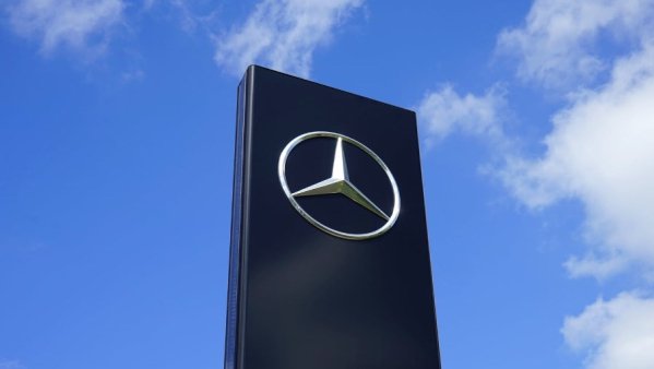 奔驰将在日本召回超11万辆车 电动助力转向系统有缺陷