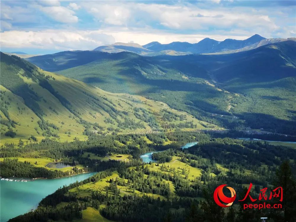 原木垒起的特色木屋错落有致地散布在村中,古朴的山村景致,原生态人文