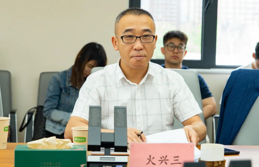 戎子酒庄有限公司酿酒师缪成鹏,北京龙徽酿酒有限公司酿酒师刘翠平