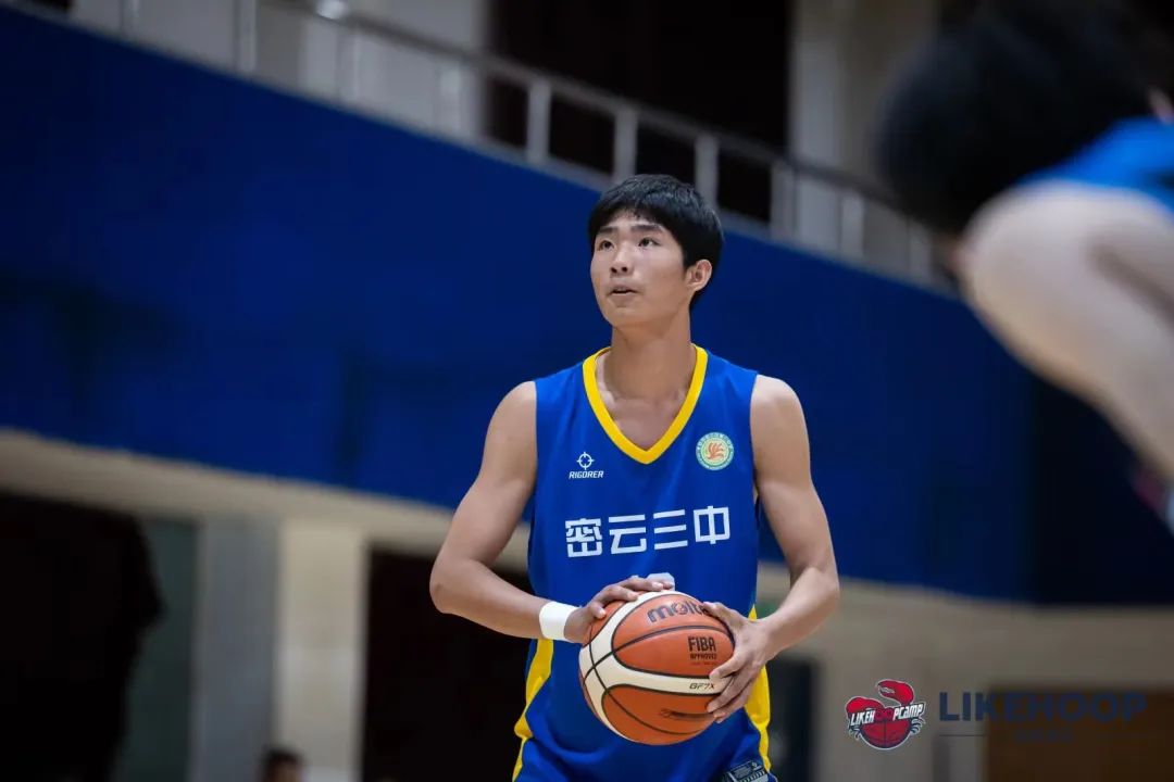 他的二姨身高1米82,篮球打得不错,当年从密云二中通过篮球特长考上了