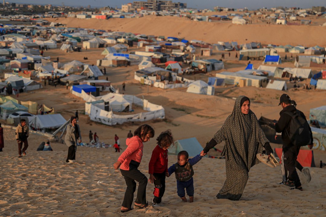 当地时间2024年2月18日，加沙地带拉法，巴以冲突持续，巴勒斯坦人被迫离开家园，在埃及边境附近的帐篷里寻求庇护。