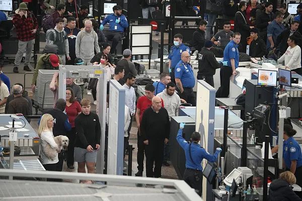 2023年11月20日，旅客在美国科罗拉多州丹佛国际机场排队通过安全检查站。图源：视觉中国