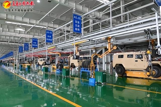 中通新能源客车主机厂的总装车间,工作人员流水线上组装定制版汽车