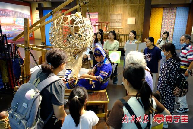 非遗手艺人在广西民族博物馆展厅展示非遗项目