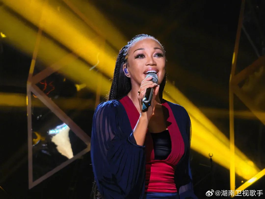 美国歌手chanté moore 图片来源:湖南卫视《歌手》官方微博被激起