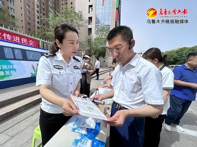 5月15日,沙依巴克区司法局友好南路司法所工作人员正在为群众进行普法