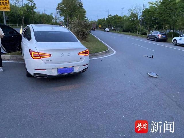 图为两车相撞的现场