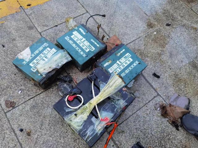 私自更换超标大容量电池!石景山一电动自行车当街起火