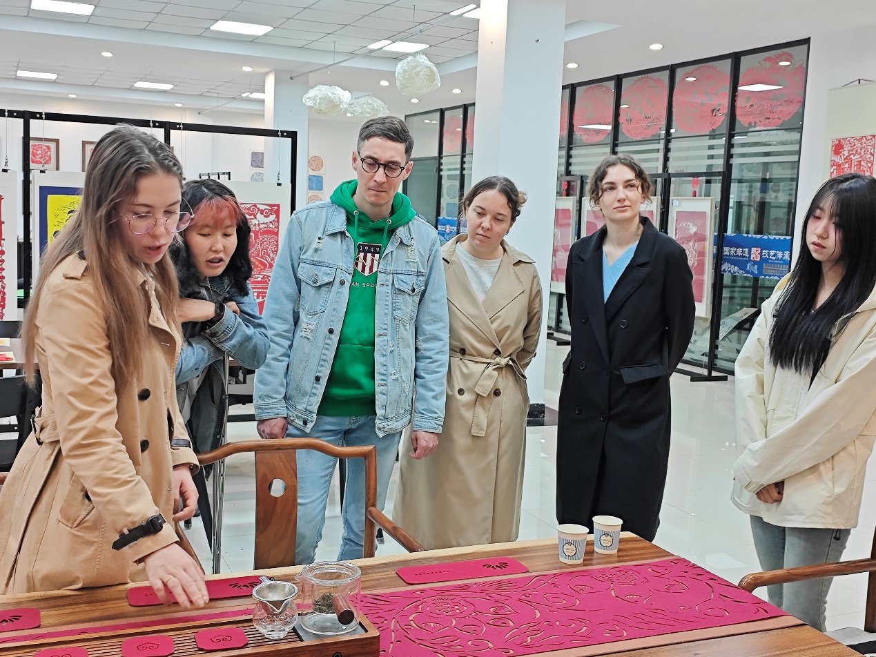 留学生参观剪纸工作室（东北林业大学供图）