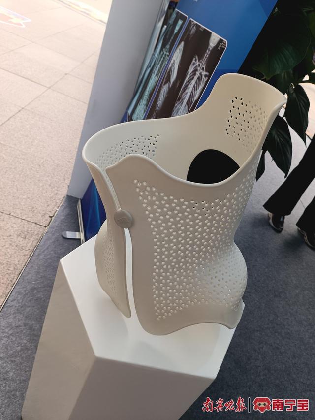 根据3d扫描,使用聚乙烯材质打印,可以有效矫正青少年脊柱侧弯等问题