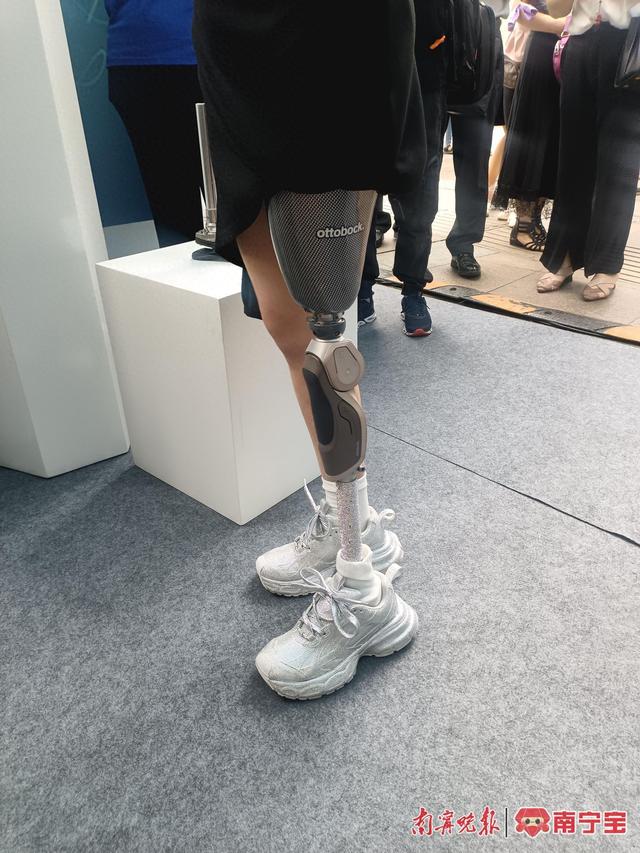 展出的新品中,智能腿部假肢可以让残疾人像正常人一样骑自行车,走楼梯