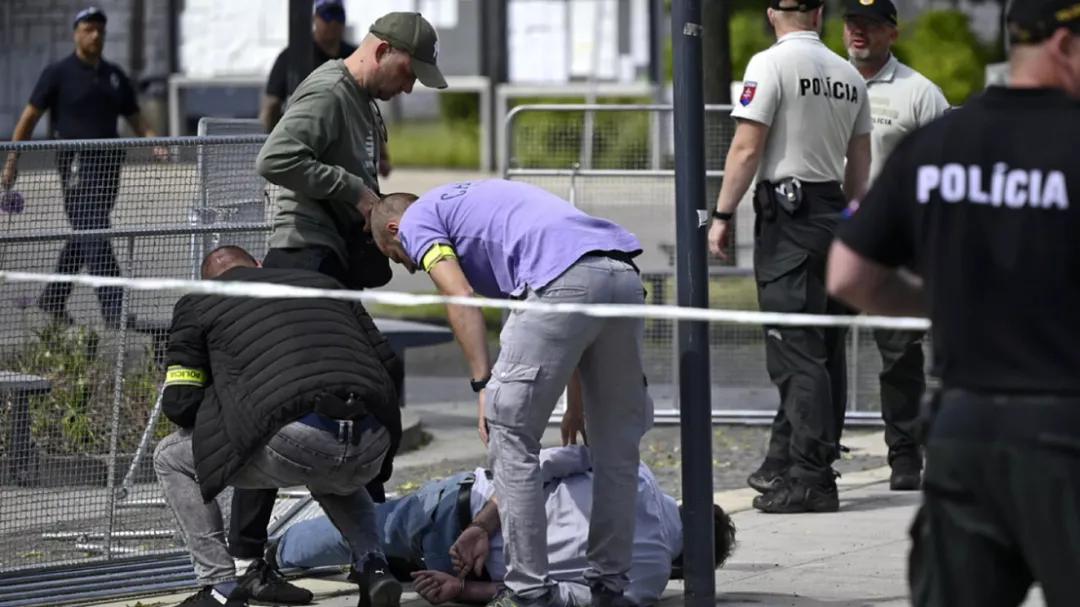 5月15日，菲佐在斯洛伐克特伦钦地区遭枪击受伤，一名男子在枪击事件现场被捕。图源：外媒