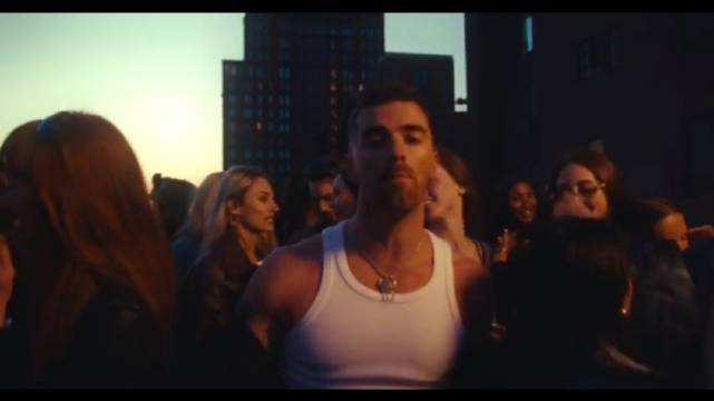 烟鬼The Chainsmokers新单《No Shade at Pitti》超清MV!_新浪新闻