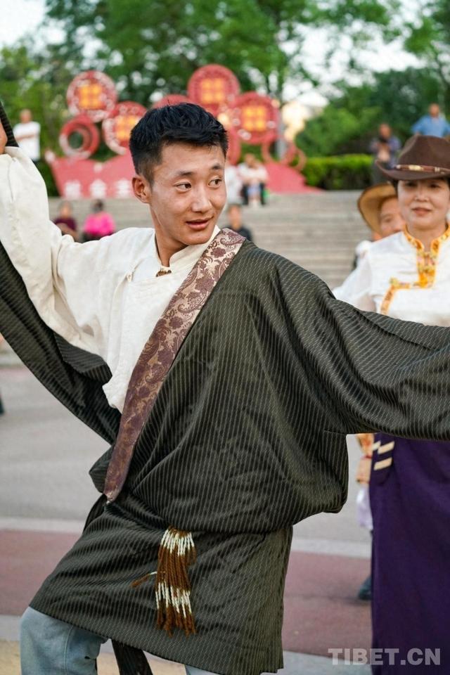 图为嘎吉达加（小志）正在西安藏舞推广活动现场 摄影：吕静