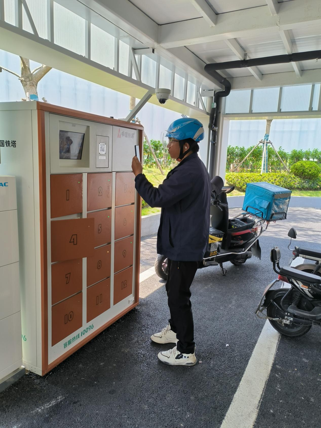 在居民小区,上海铁塔集中部署了低速电动车充电桩,换电柜,为大众提供