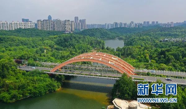 图为贵阳观山湖公园.