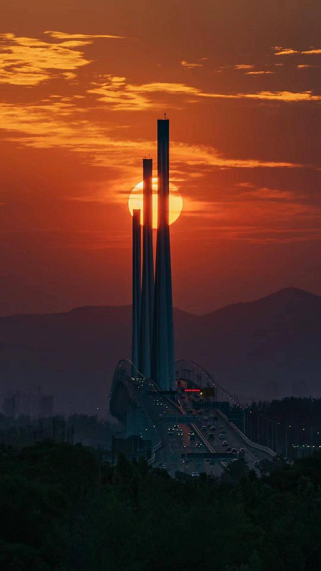 江心洲长江大桥变成"棒棒糖"    每年只有两天,南京这个最美落日景象