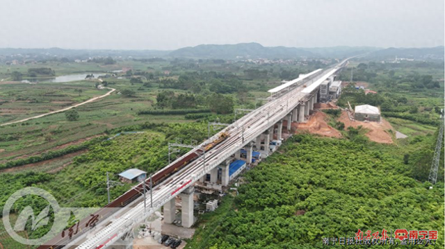 "五一"假期,南深高铁南玉段铺轨施工航拍 通讯员 韦建松 摄陆路骨干大