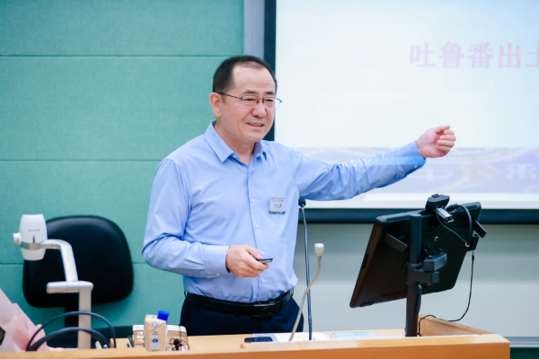 于志勇对新疆历史人文深入的讲解激发了学生对新疆历史文化的浓厚兴趣