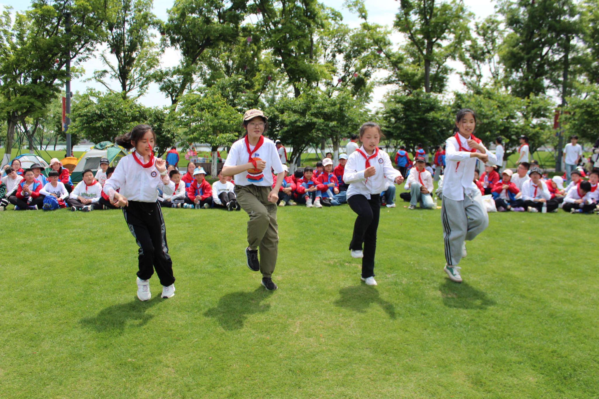 亭湖小学全体学生赴大洋湾开展综合实践活动  感受自然的美好和生命的