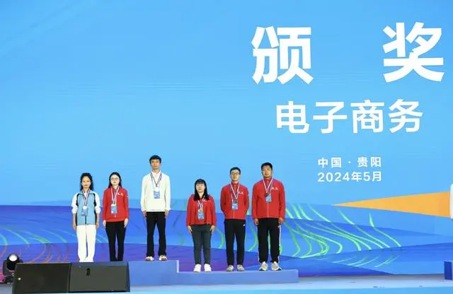 经济新闻滚动>正文> 选手风采一睹为快电工比赛现场,选手们则通过使用