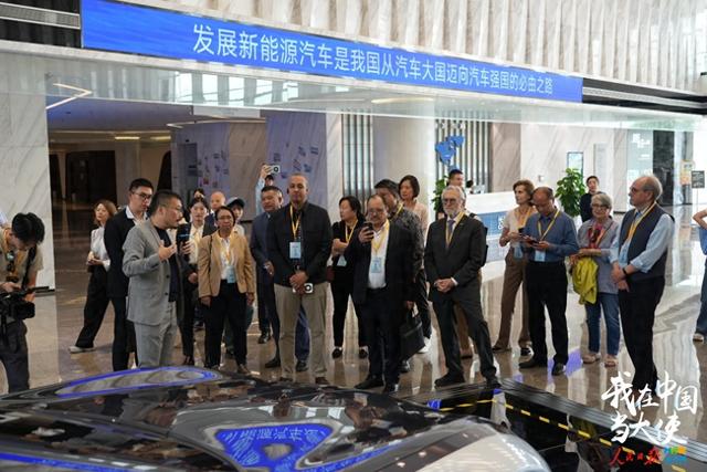5月16日，驻华使节一行走进长安汽车全球研发中心。（海外网 谢明 摄）