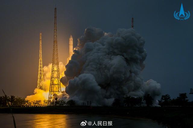 嫦娥六号探测器搭乘长征五号运载火箭发射升空。@人民日报 图