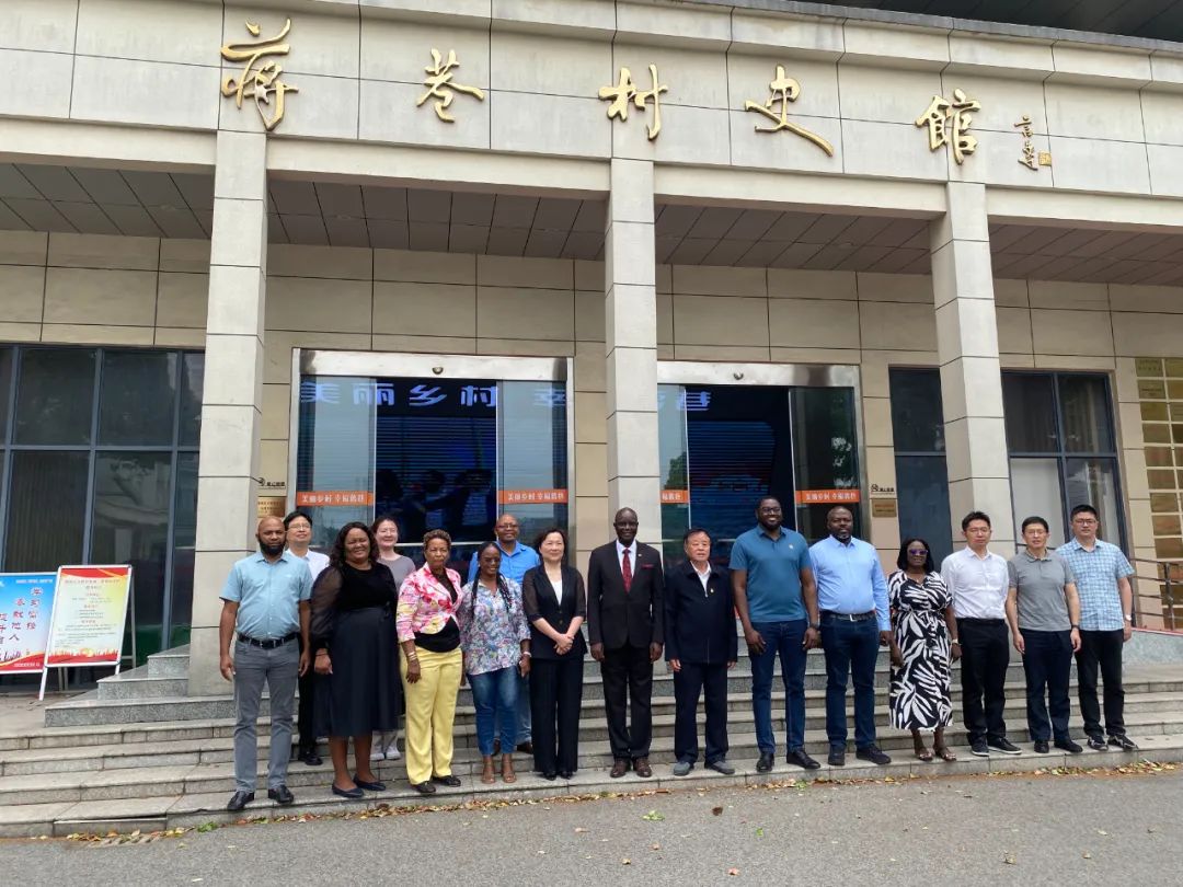 代表团参观蒋巷村史馆代表团还赴常熟参观了美丽乡村蒋巷村和铜官山.