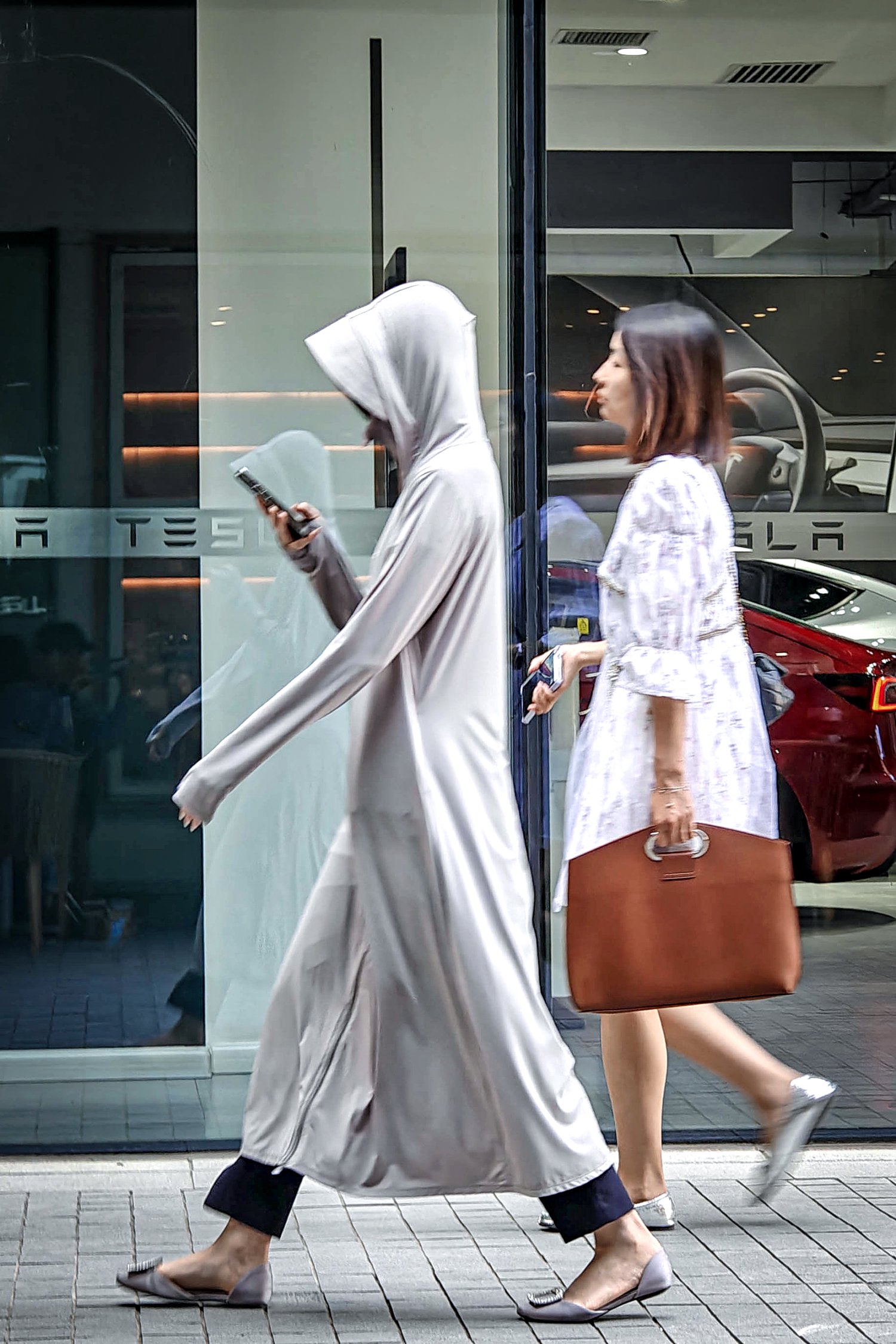 5月14日,西安市雁翔路附近,一位市民全副武装地出门.