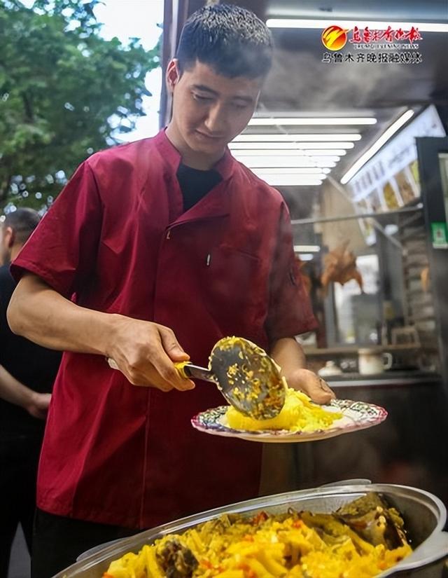 5月16日,在位于沙依巴克区的和田二街,香气扑鼻,米粒分明的抓饭出锅.