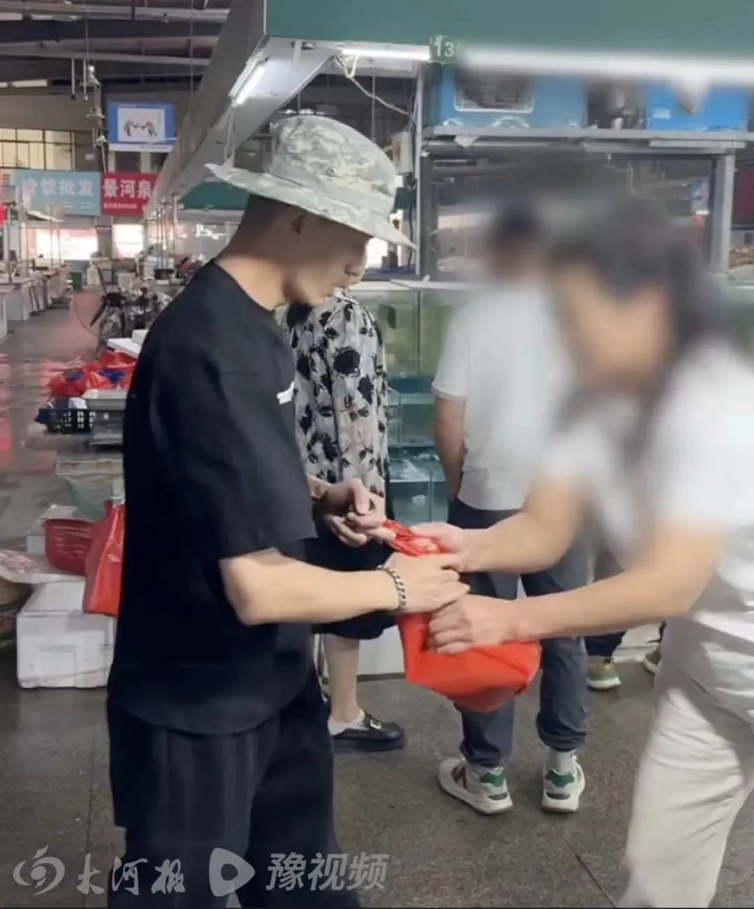 商贩抢夺博主购买的海鲜（视频截图）