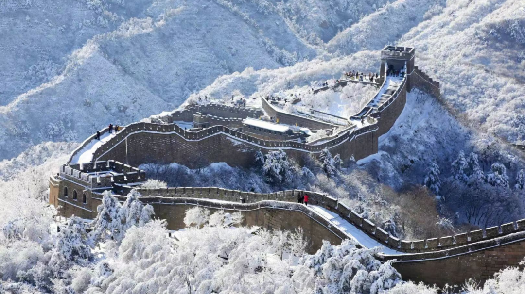 在这儿可以看到最美冬奥城银装素裹,瑞雪兆丰年的喜人景象,还有冰灯