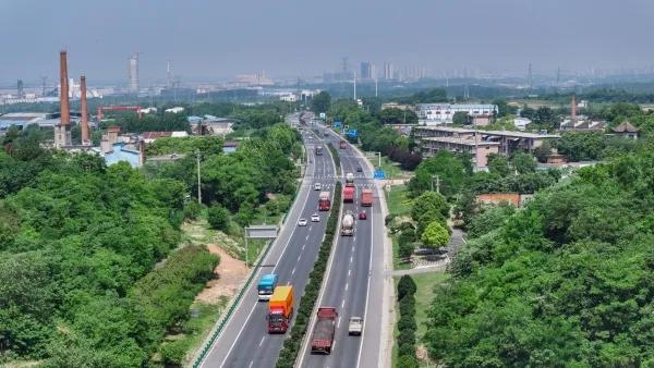 s104合宣路肥东段路面"焕新"升级自2023年10月16日开工以来,该项目在