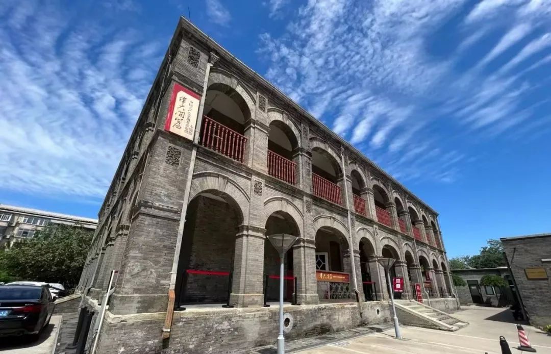 旧址(原北大数学系楼)位于东城区沙滩后街55,59号一带原京师大学堂院