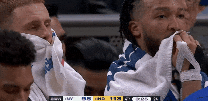 镜头反复找到两边的老大布伦森替补席面无表情,而哈利伯顿和队友谈笑