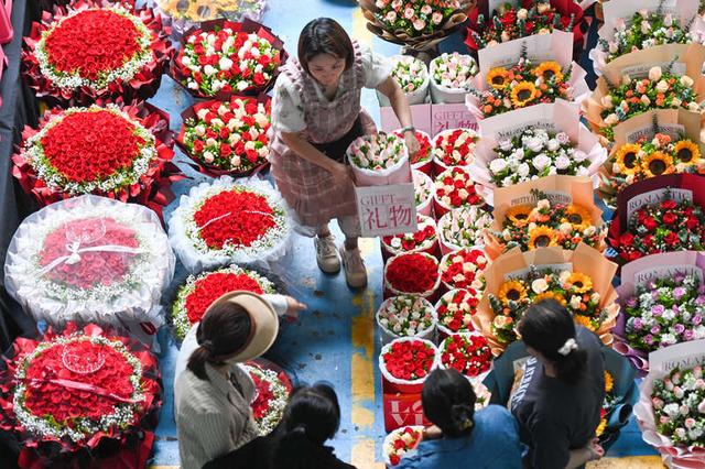 5月11日，消费者选购鲜花。母亲节临近，云南昆明斗南花卉市场迎来交易高峰，康乃馨、玫瑰等品种受消费者青睐。 视觉中国供图