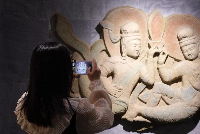 游客在大足石刻博物馆参观。环球网记者 陈全 摄