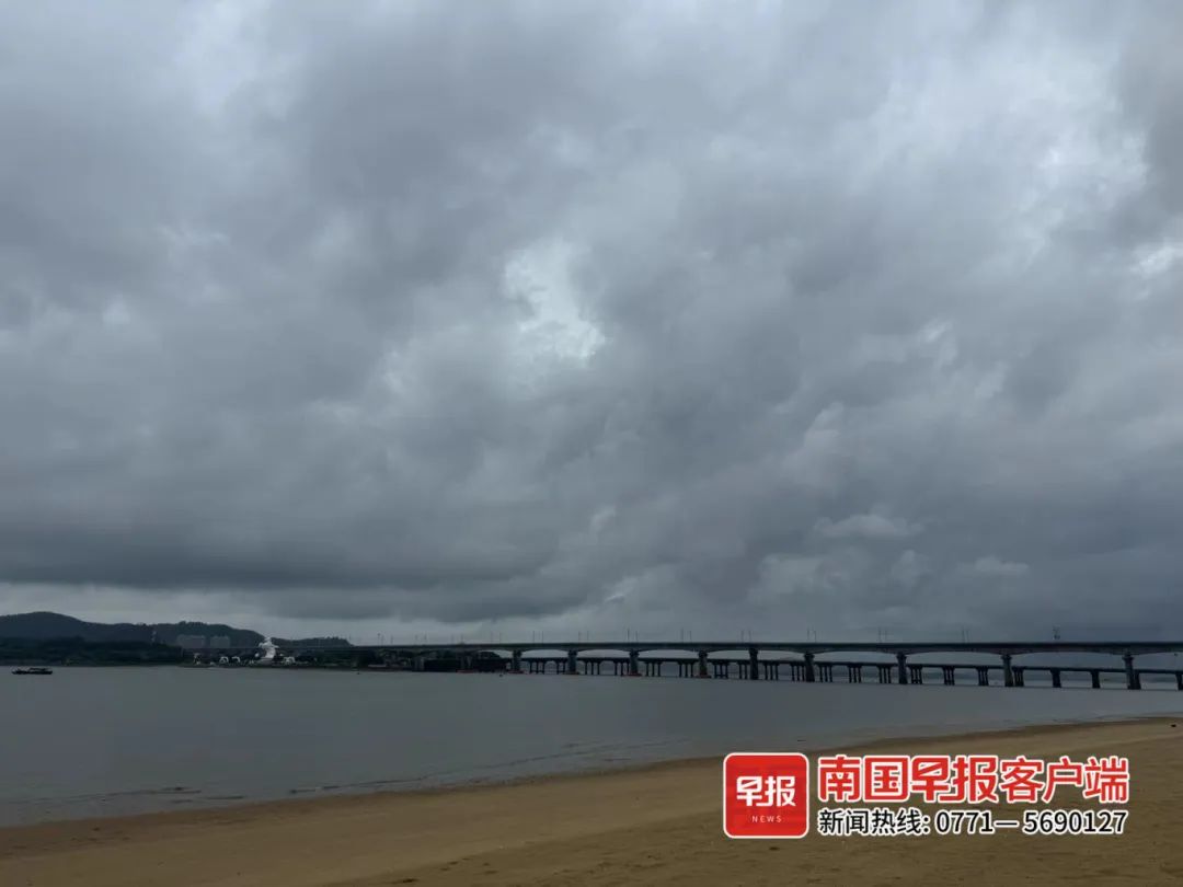 最大为防城港市港口区52个乡镇有大雨,7个市的21个县(市,区)的12个