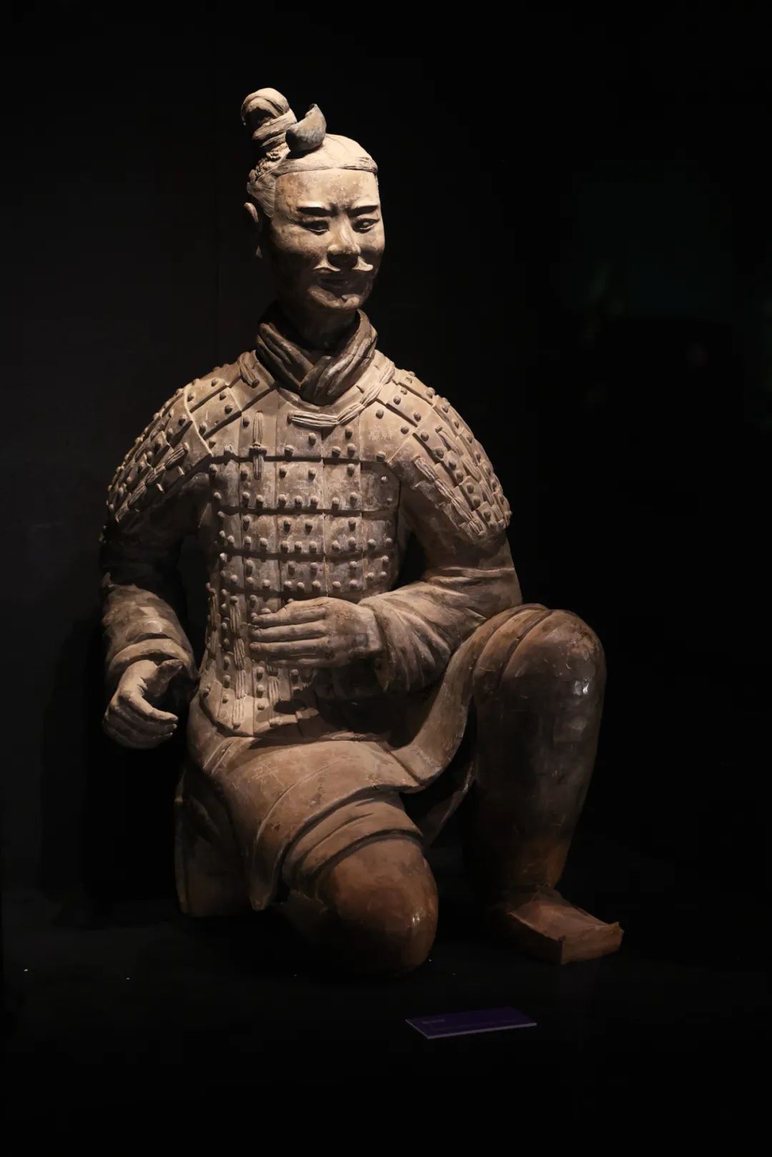 这是在陕西历史博物馆秦汉馆展出的秦跪射俑（4月15日摄）。新华社记者 李一博 摄