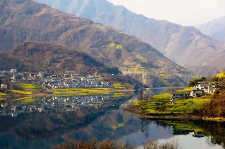 村地处文县"四大雄关" 之一的玉垒关半山区距碧口古镇10公里古老的花