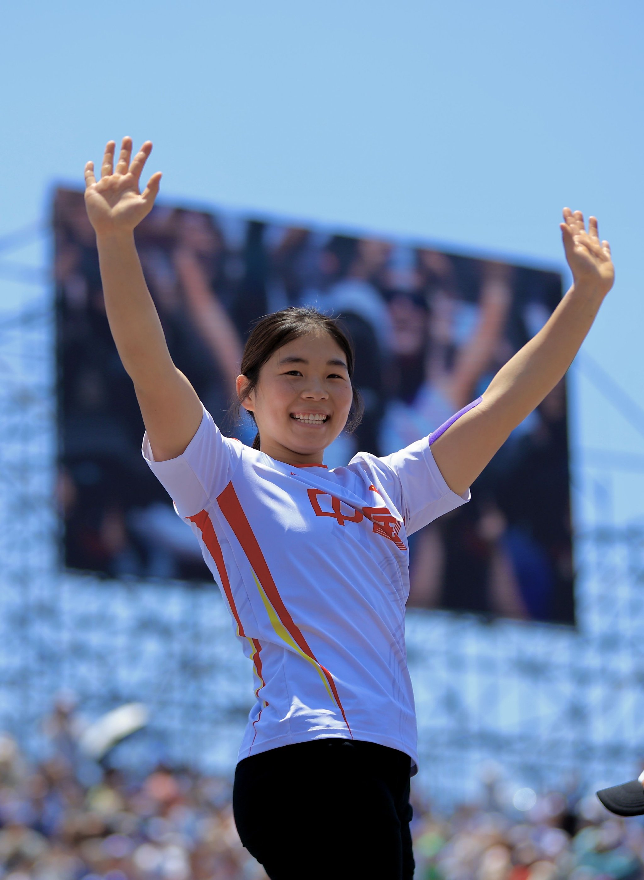 冠军孙思蓓接受全场欢呼.